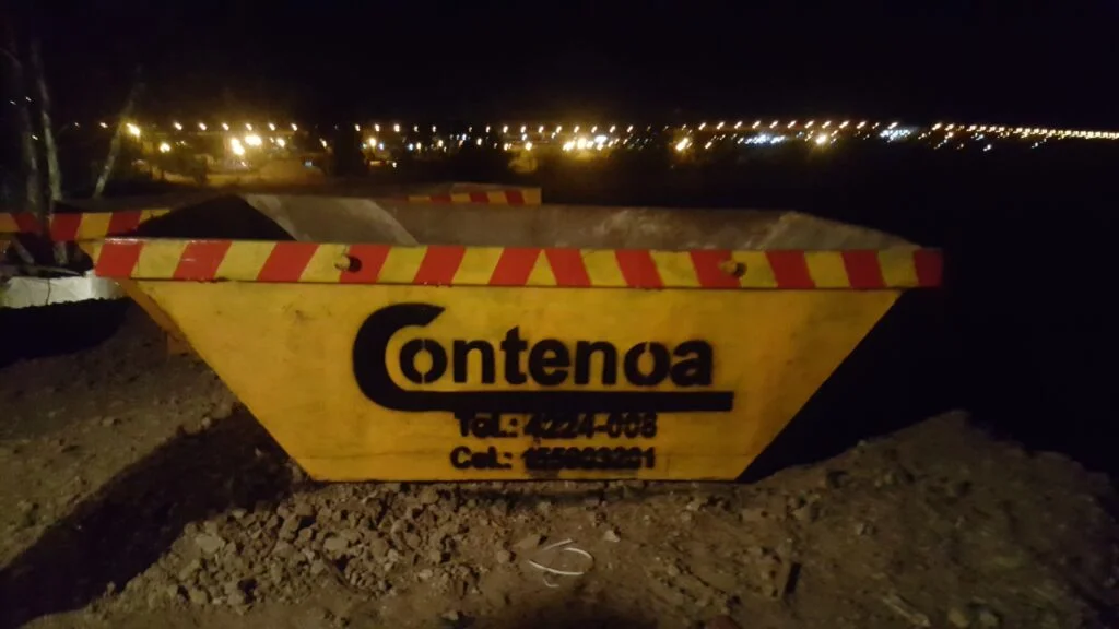 Contenedor amarillo de Contenoa identificado con la marca
